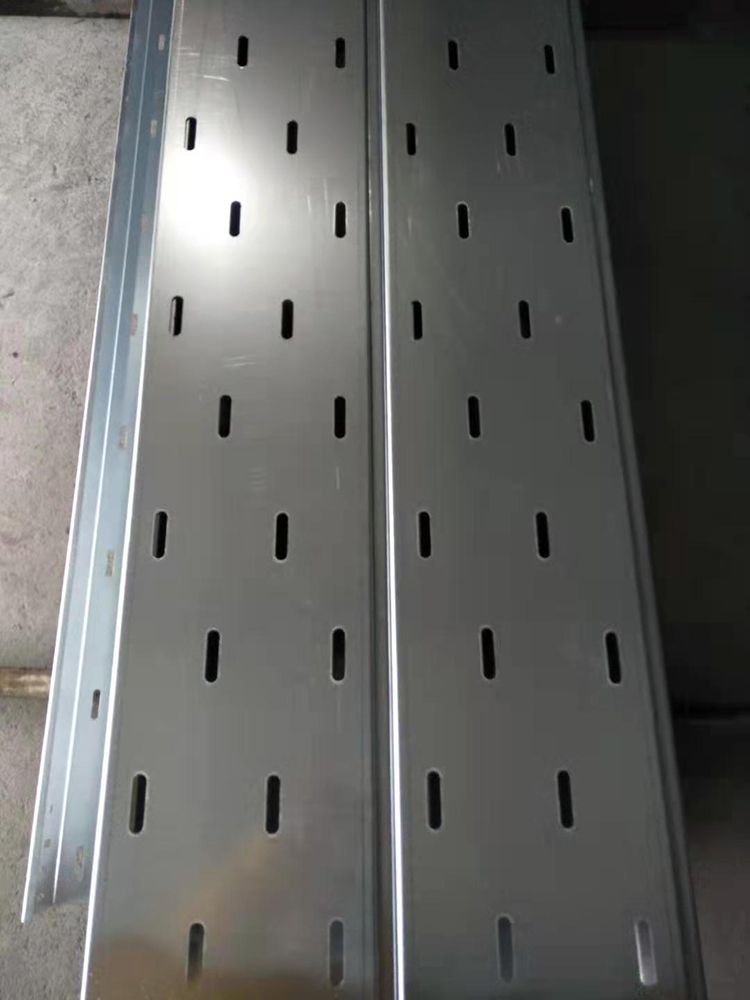 直通托盤(pán)式橋架可為是現(xiàn)代綜合布線(xiàn)系統(tǒng)的支柱